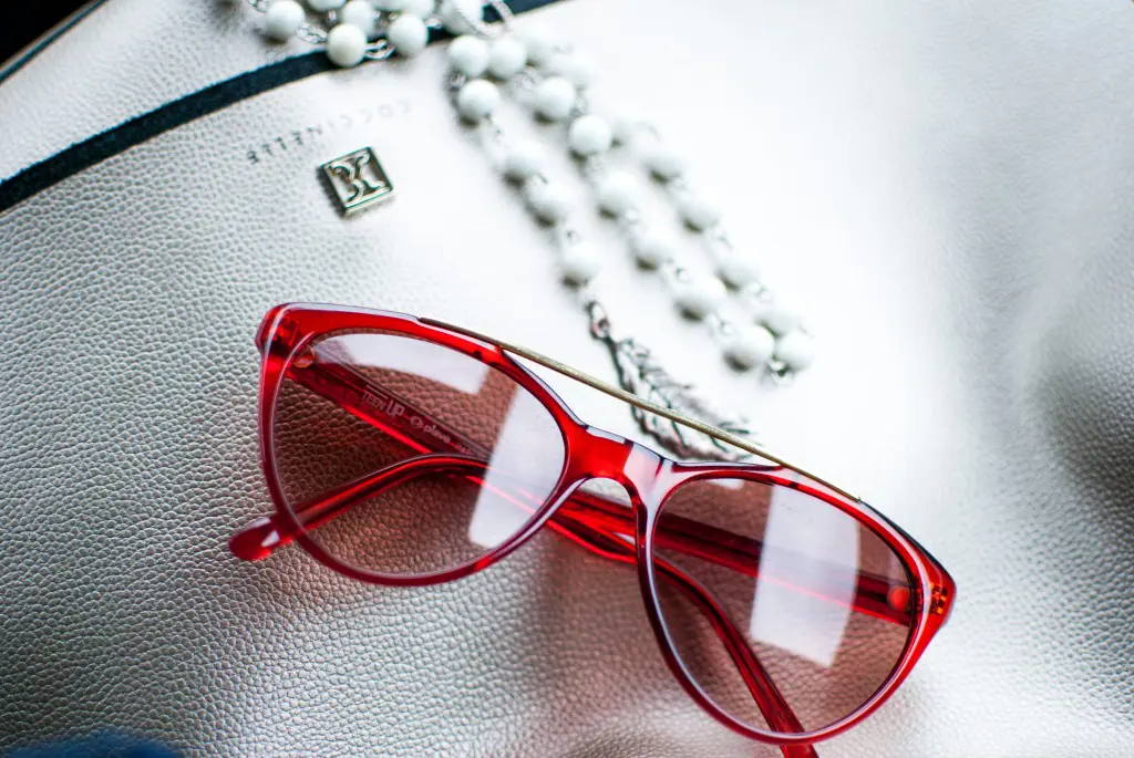 red_sunglasses_coccinelle_bag